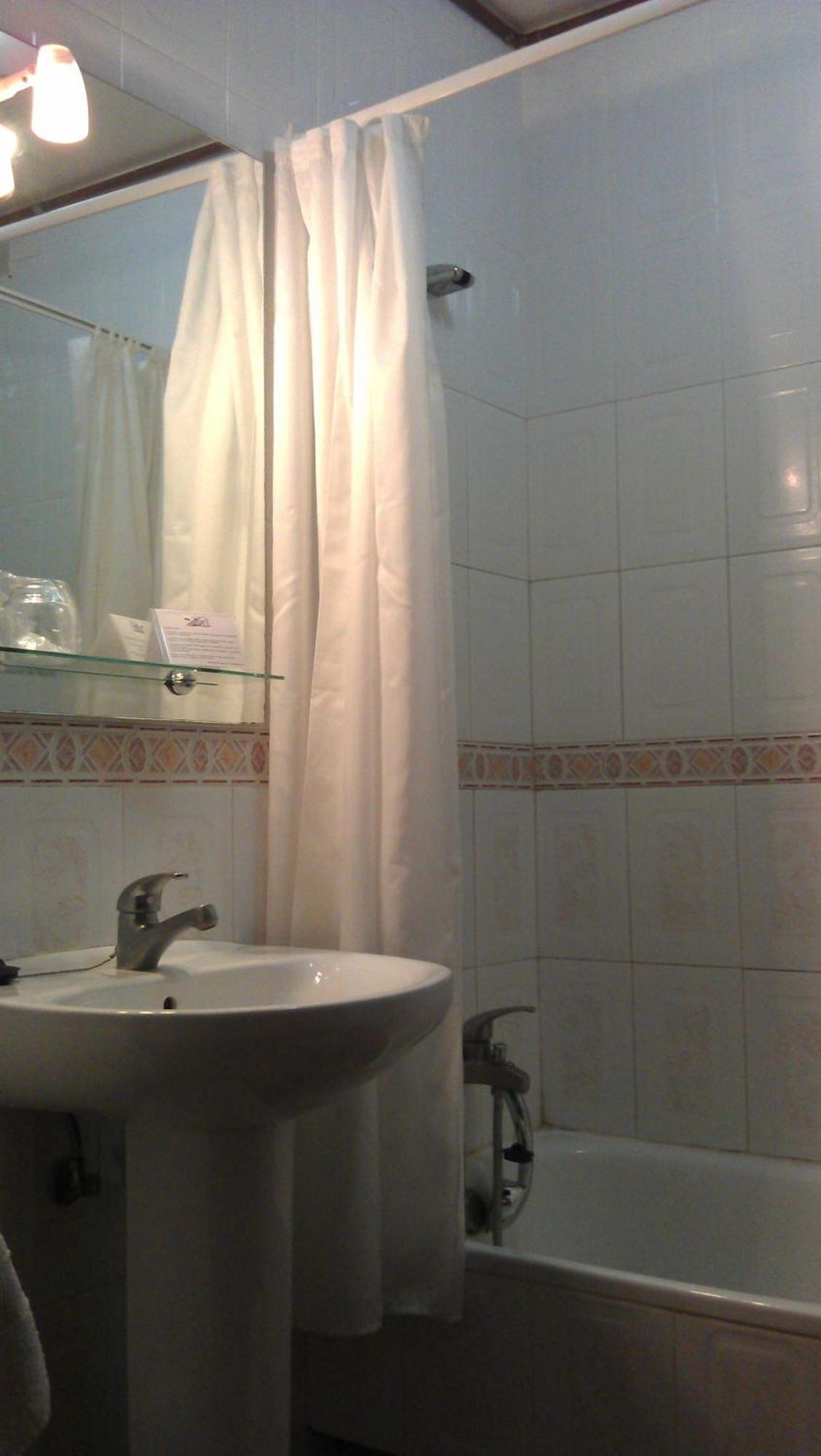 Hostal Restaurante O'Cadaval Frades Bilik gambar